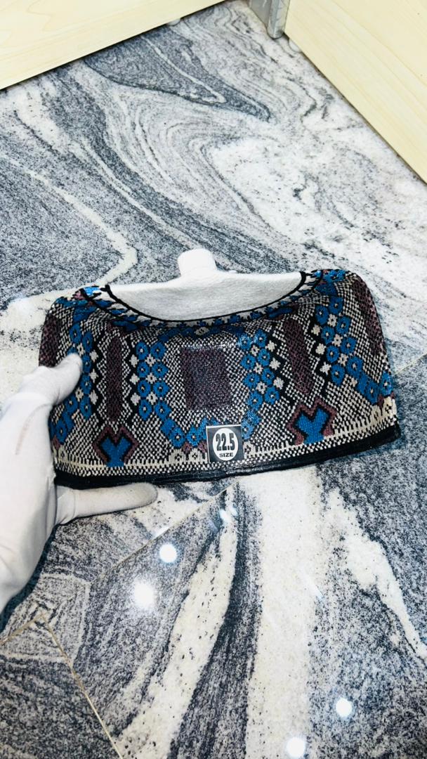 Bonnet bleu aux motifs géométriques