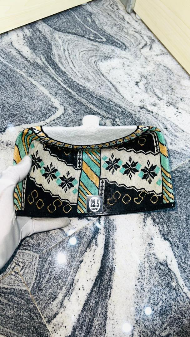Bonnet clair aux motifs noirs et verts