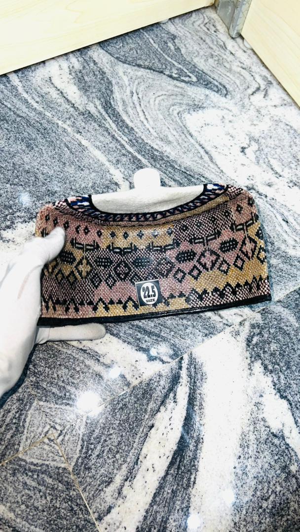Bonnet rose sable aux motifs géométriques
