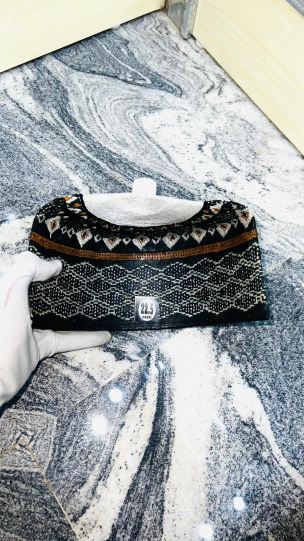Bonnet noir aux petits motifs ivoire