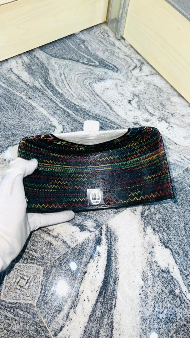 Bonnet sombre aux lignes colorées