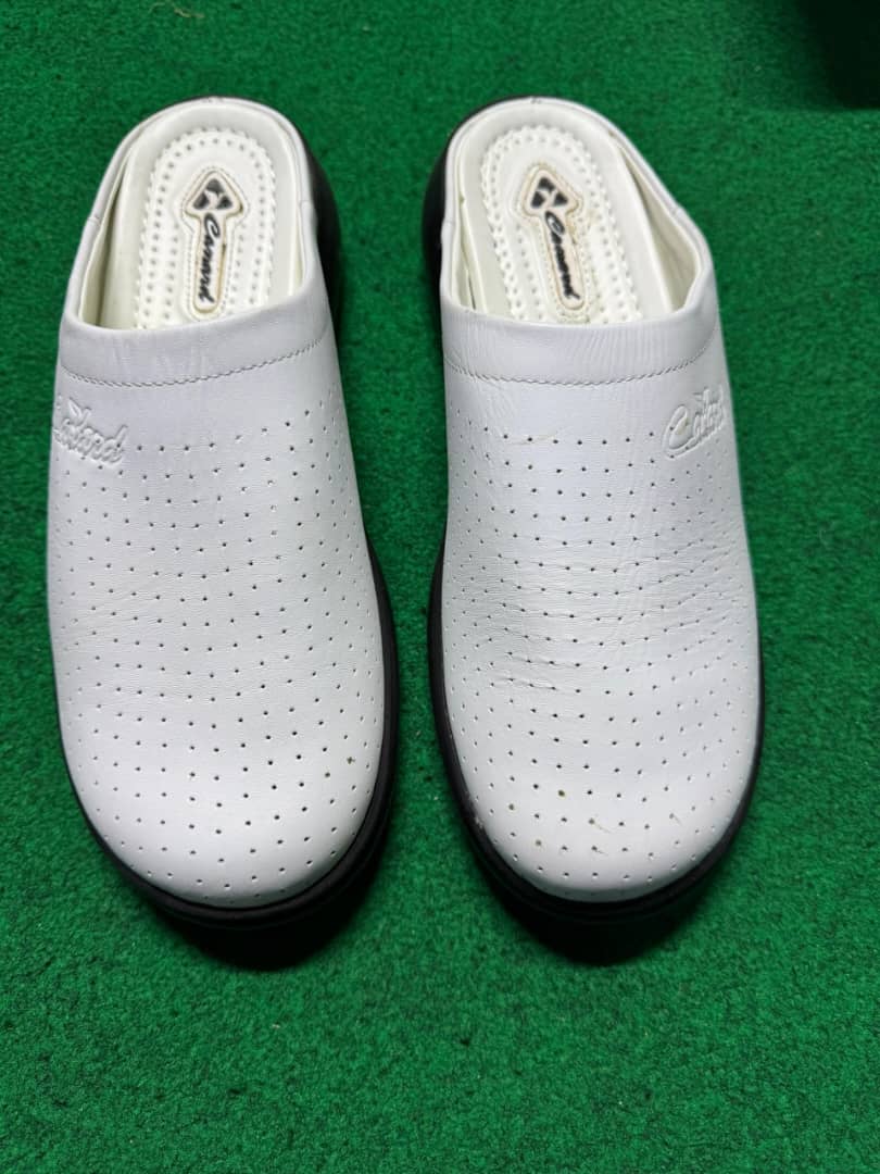 Mules blanches perforées