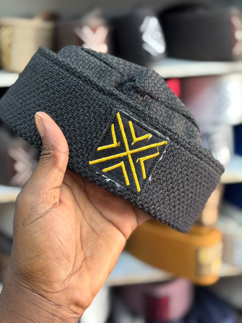 Bonnet togolais noir avec broderie jaune