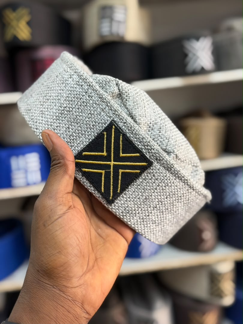 Bonnet togolais gris et noir avec broderie dorée