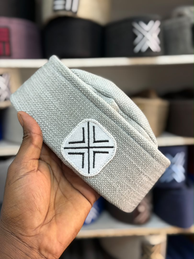 Bonnet togolais gris clair à motif noir
