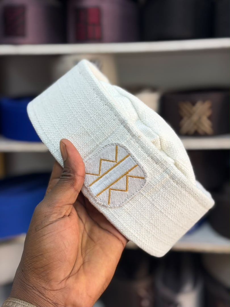 Bonnet togolais blanc à motif doré