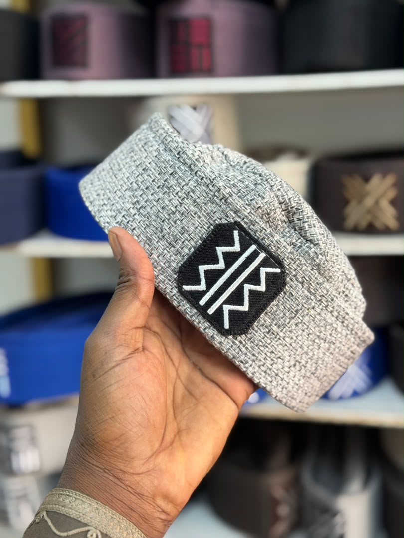 Bonnet togolais gris clair à motif noir et blanc
