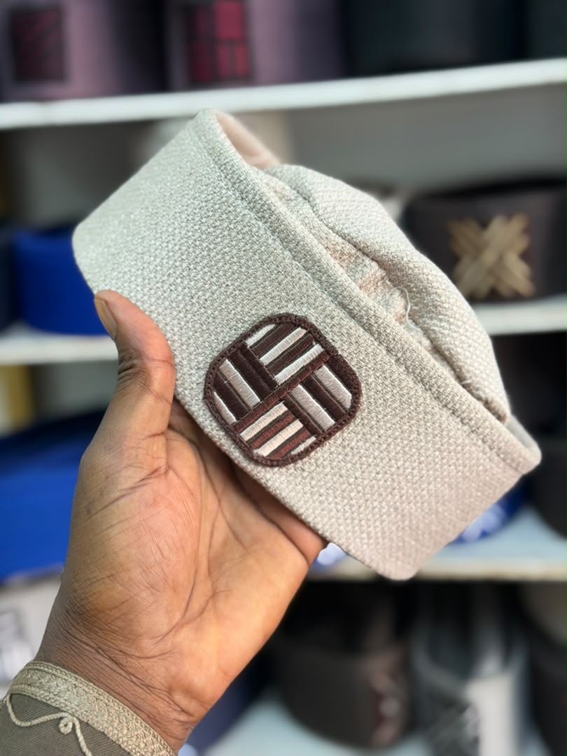 Bonnet togolais sable à motif brun